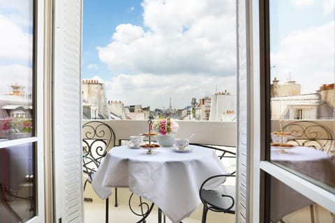 View (from property/room), Balcony/Terrace, City view