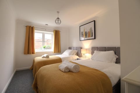 4 Dbl Beds, Modern Apartment, Free Parking and Home-from-home Apartment in Wakefield