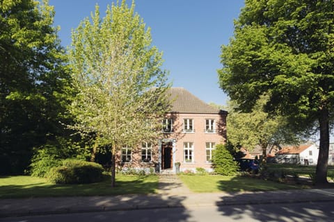 Property building, Facade/entrance, Spring, Off site, Day, Summer, Decorative detail, On site