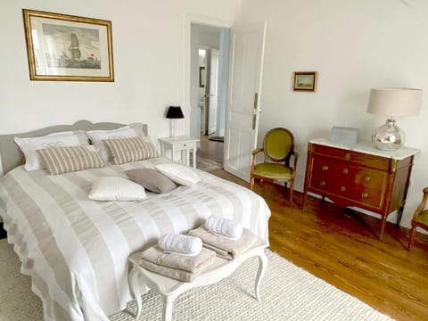 Les Chambres de LOUIS Bed and Breakfast in Versailles