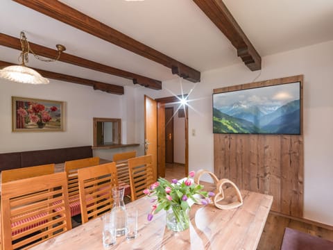 Living room, Lounge or bar, Seating area, Dining area