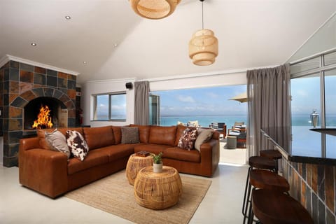 Communal lounge/ TV room, BBQ facilities, Living room, Sea view