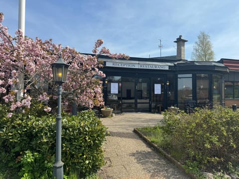 Property building, Restaurant/places to eat, Facade/entrance, Spring, Day, Garden