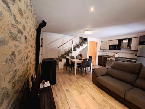 TV and multimedia, Kitchen or kitchenette, Living room, Seating area, stove