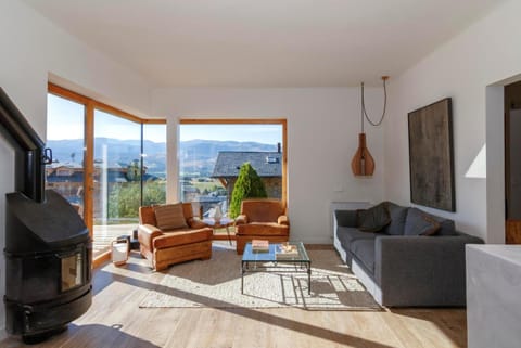Living room, Mountain view, fireplace