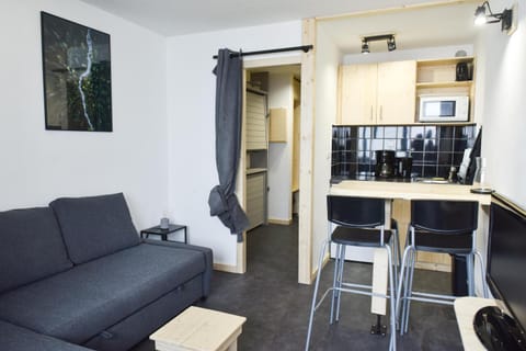 Kitchen or kitchenette, Living room, Dining area, Mountain view