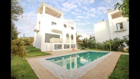 Property building, Day, Garden, Garden view, Pool view, Swimming pool, Swimming pool, sunbed