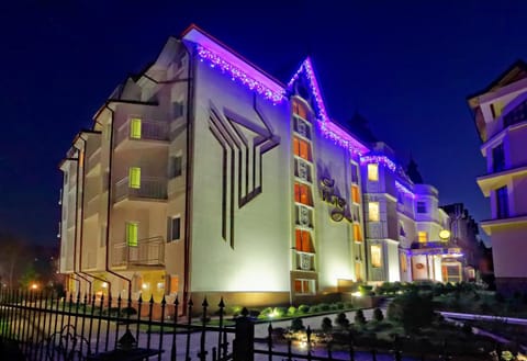 Property building, Facade/entrance, Night, View (from property/room), On site, Area and facilities, Location