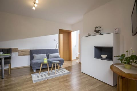 TV and multimedia, Seating area, Dining area