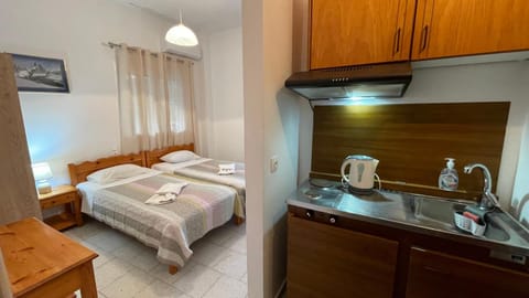 Bed, Kitchen or kitchenette, Photo of the whole room, Bedroom, towels