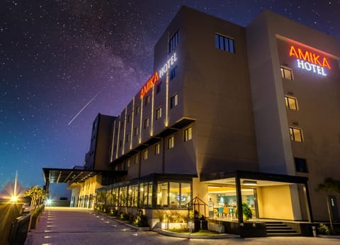Property building, Facade/entrance, Night, Property logo or sign, Natural landscape, Summer, Lobby or reception, On site, City view