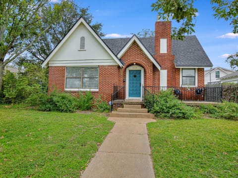 Classy 1927 Uptown Tudor 4 min to Magnolia House in Waco