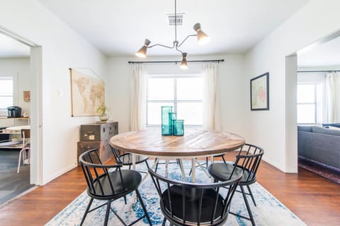 Classy 1927 Uptown Tudor 4 min to Magnolia House in Waco