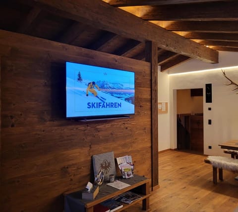 Communal lounge/ TV room, TV and multimedia, Living room, Evening entertainment