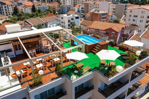 Swimming pool, Swimming pool