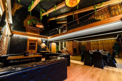 Restaurant/places to eat, Living room, Banquet/Function facilities, Seating area