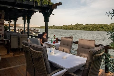 Property building, Restaurant/places to eat, Natural landscape, Balcony/Terrace, Food and drinks, Seating area, River view