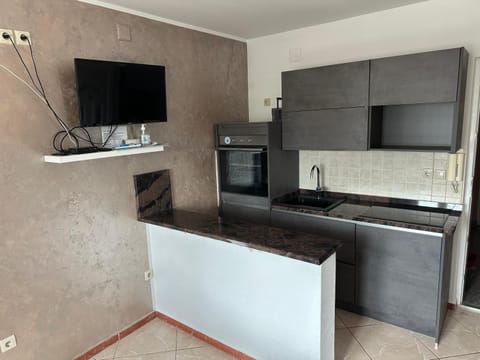 TV and multimedia, Kitchen or kitchenette, oven, stove