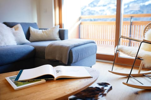 Photo of the whole room, Decorative detail, Mountain view