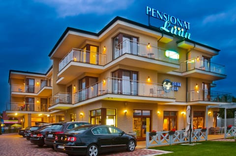 Property building, Restaurant/places to eat, Night, Balcony/Terrace, Lounge or bar, Seating area, Cycling, Location, Parking