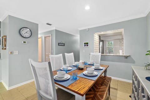 Island Oasis - 3br 2ba - steps to the ocean! House in Saint Augustine Beach