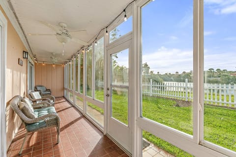 Island Oasis - 3br 2ba - steps to the ocean! House in Saint Augustine Beach