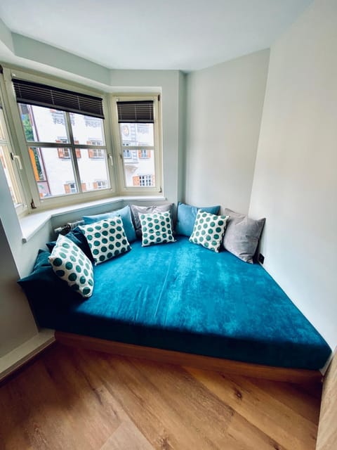 Photo of the whole room, Seating area