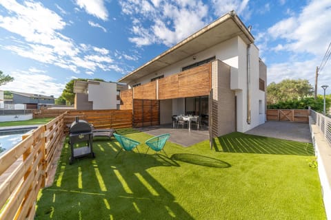 Property building, Garden, Balcony/Terrace