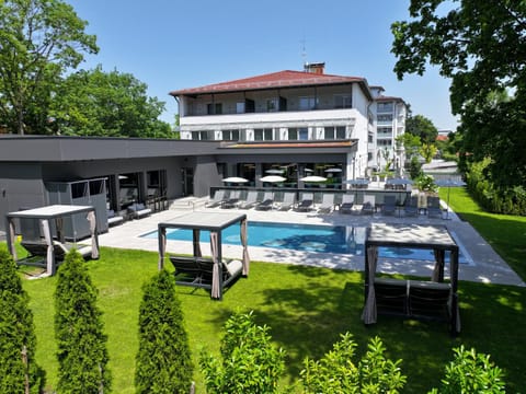 Property building, Garden, Garden view, Pool view, Swimming pool, sunbed