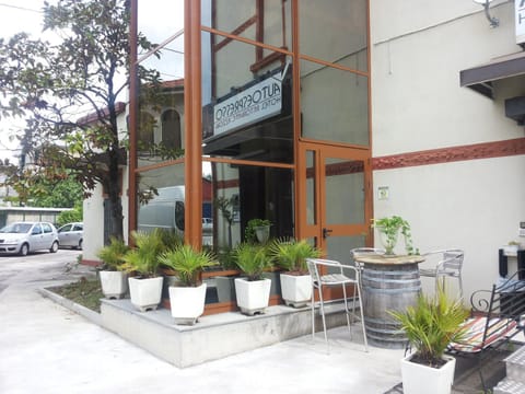 Property building, Facade/entrance, Day, Location, Parking