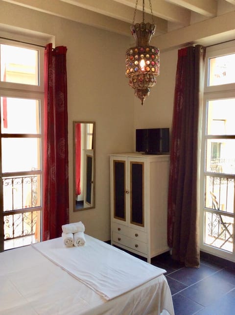 Bed, TV and multimedia, Photo of the whole room