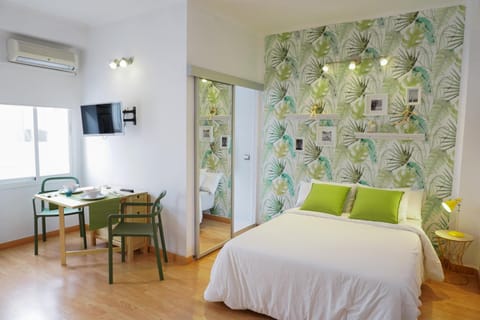Bed, Photo of the whole room, Bedroom