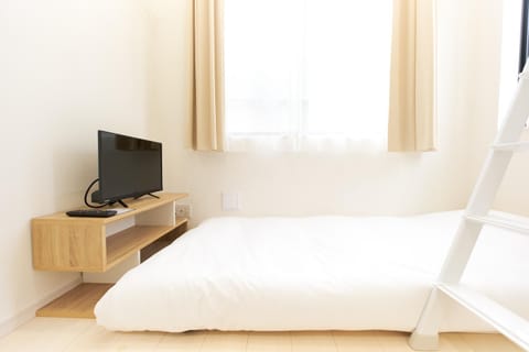 Bed, TV and multimedia, Bedroom