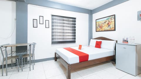 Bed, Photo of the whole room, Dining area
