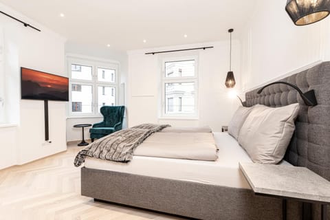 Bed, TV and multimedia, Seating area, Bedroom