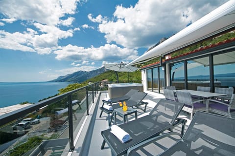 Balcony/Terrace, Area and facilities