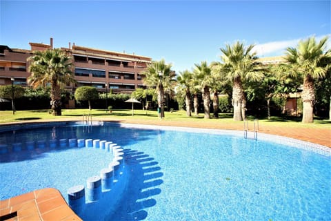 Property building, Day, Garden, Swimming pool, Swimming pool