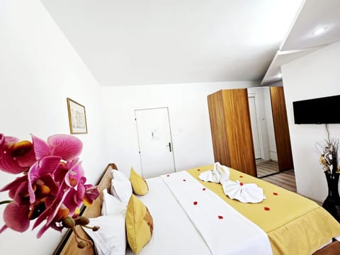 Bed, TV and multimedia, Bedroom, wardrobe