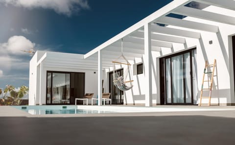 Property building, Patio, Garden, Bathroom, Balcony/Terrace, Bedroom, Swimming pool