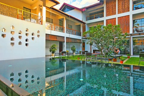 Property building, Restaurant/places to eat, Guests, Swimming pool