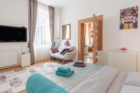 TV and multimedia, Seating area, Bedroom