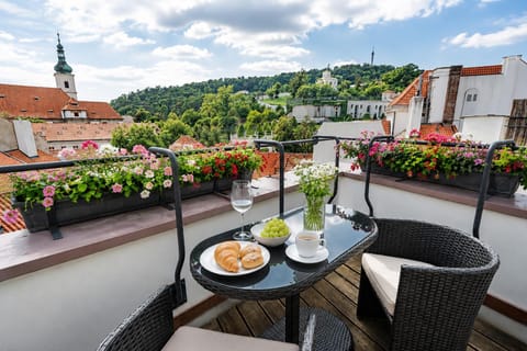 Patio, Spring, Day, Natural landscape, Summer, Garden, Balcony/Terrace, Seating area, Dining area, Autumn, Garden view, Location, Inner courtyard view