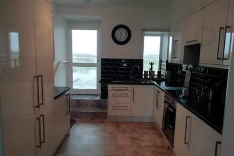 Rhodri Apartment with Sea Views and Sun Terrace House in Trearddur Bay