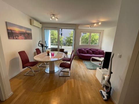 Living room, Seating area, Dining area, internet, air conditioner
