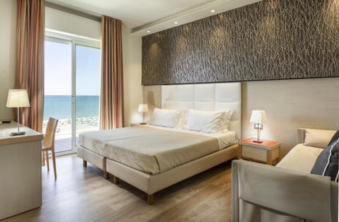 Photo of the whole room, Bedroom, Sea view