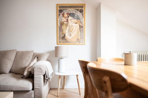 Lounge or bar, Seating area, Dining area