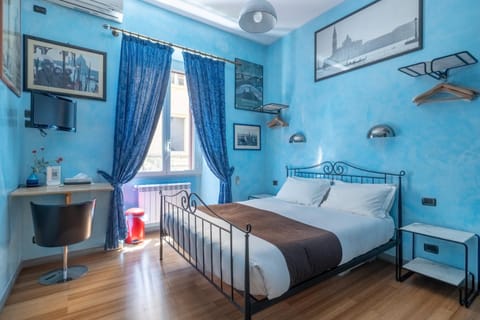 Bed, TV and multimedia, Photo of the whole room, Bedroom