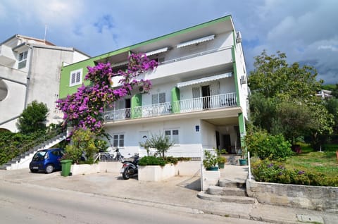 Facade/entrance, BBQ facilities, Balcony/Terrace, Mountain view, Sea view, Street view