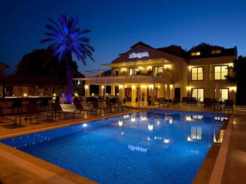 Facade/entrance, Facade/entrance, Night, Swimming pool