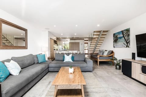 TV and multimedia, Living room, Decorative detail, Seating area